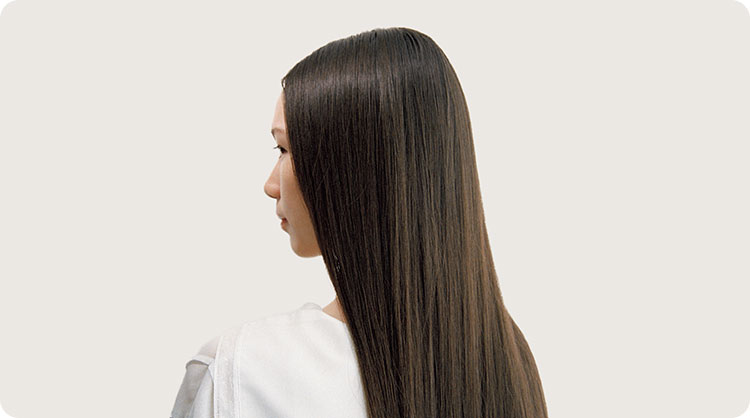 女性背面ストレート髪