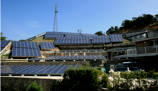 傾斜畑の跡地に建つ太陽光発電所