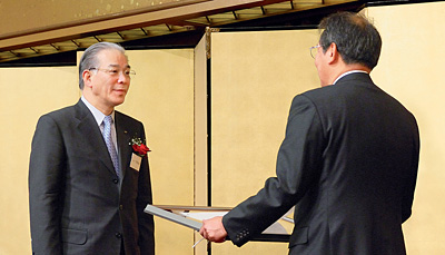 「日経優秀製品・サービス賞」表彰式（2月5日）松本副社長が賞状を受け取りました。