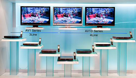 左からBD-AV1ブラック系、ホワイト系、レッド系、BD-AV10シルバー系、ブラック系、ホワイト系、レッド系