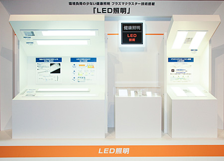 ＬＥＤ照明ストレート型とスクエア型の展示 上段左からDL-N022N、DL-N004N、DL-A002N 下段左からDL-N025N、DL-N028N