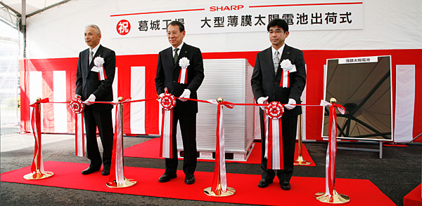 左：村松本部長、中央：濱野副社長、右：野元事業部長