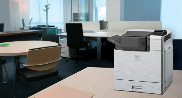 スッキリ置けるコンパクトボディに、高度なソリューション機能を搭載。