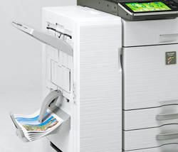 A3サイズまで中とじ製本に対応するサドルフィニッシャー（MX-FN10）