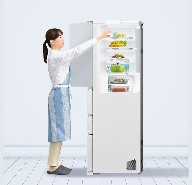 冷蔵庫上段の食品を取り出すイメージ