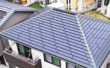 屋根いっぱいの瓦型太陽光パネル、奈良県　O.C. 様
